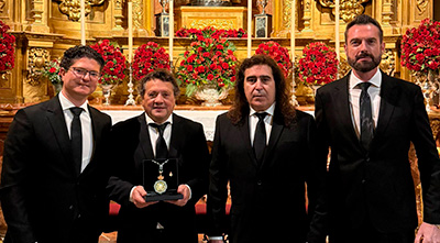 Los Cantores de Híspalis visitan a la Virgen de la Esperanza para agradecer la Medalla de Andalucía de las Artes 2026