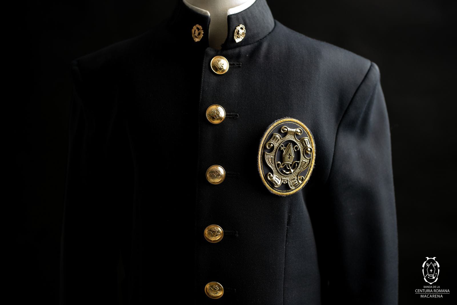 Nuevo escudo para el uniforme de la Banda Centuria Romana Macarena