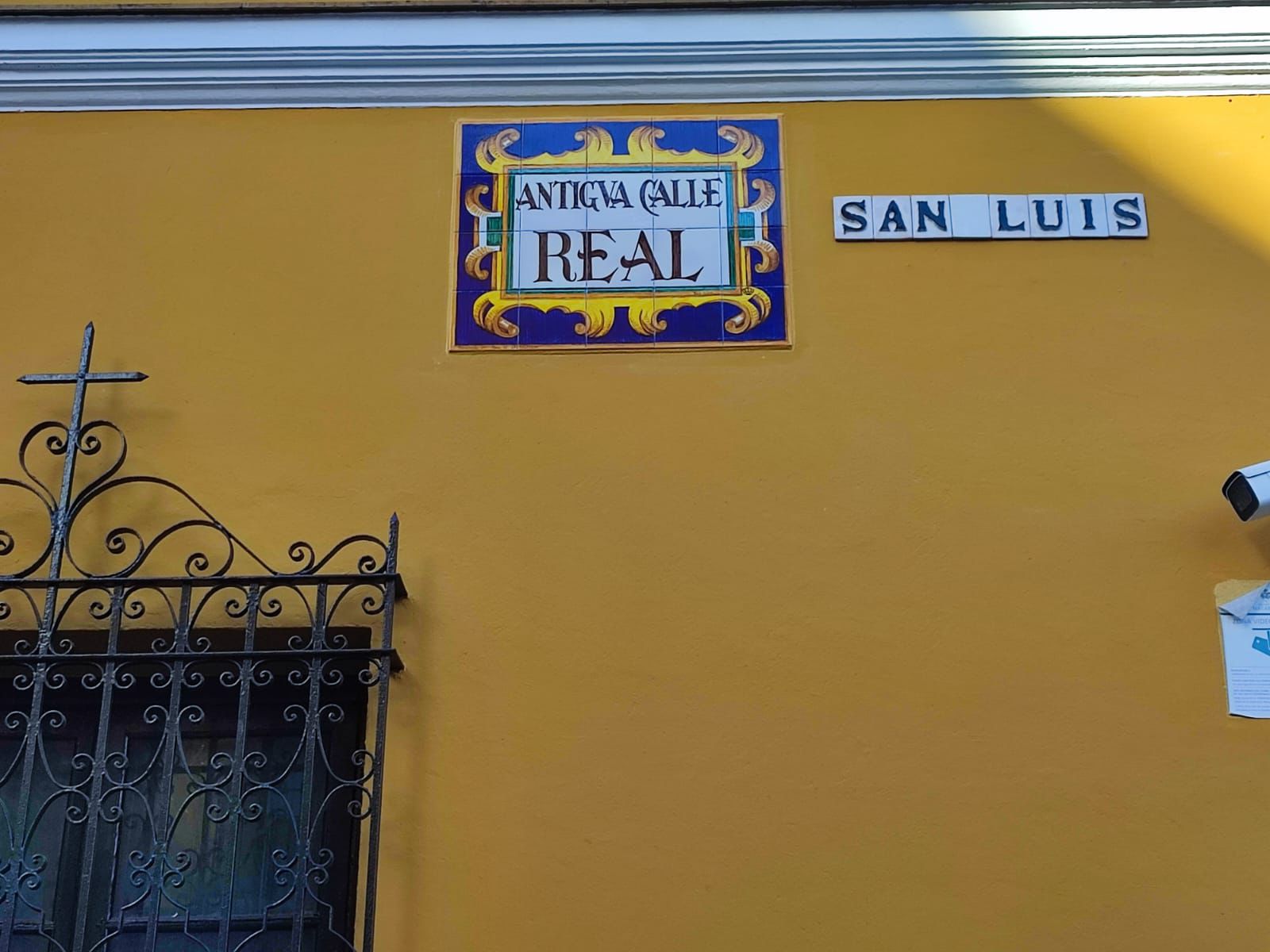 La Macarena y el Ayuntamiento de Sevilla recuperan la antigua denominación de la ‘Calle Real’ con un nuevo rótulo cerámico