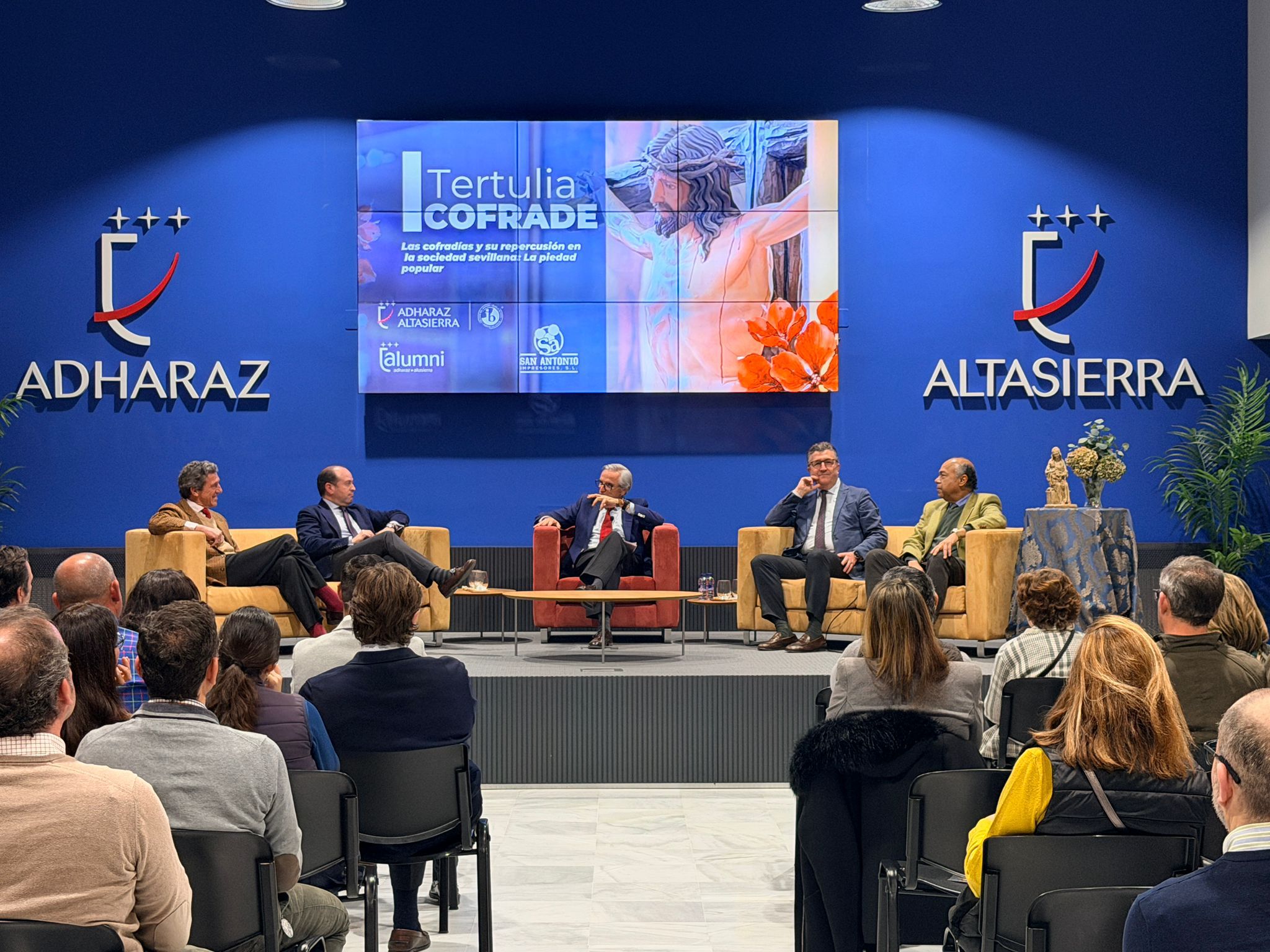 La Hermandad de la Macarena participa en la I Tertulia Cofrade de Alumni Adharaz-Altasierra