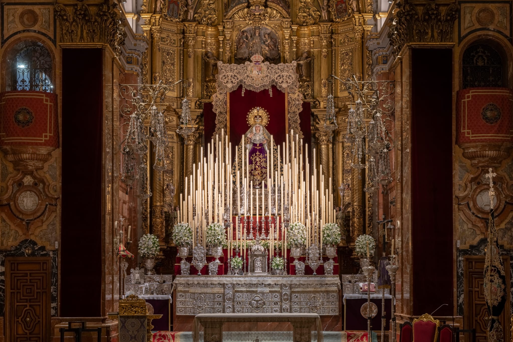 La Virgen de la Esperanza preside el altar para su Septenario ataviada al modo de las estampas del XIX
