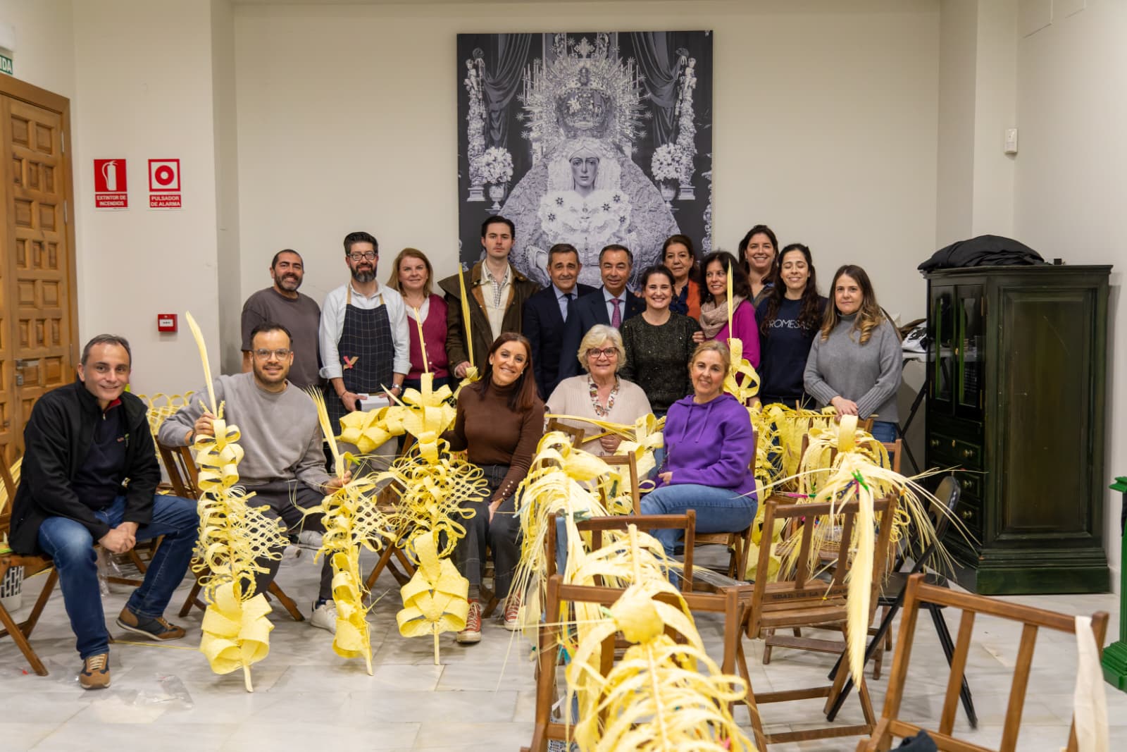La Hermandad de la Macarena celebró la XVI edición del taller de confección de palmas rizadas